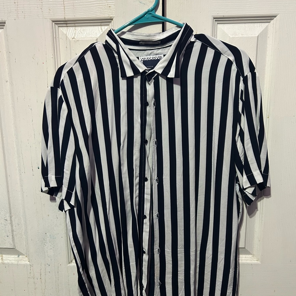 Cactus button down collared tee size large